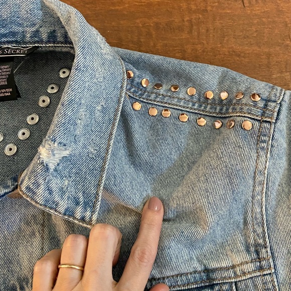 Victoria’s Secret Studded Distressed Denim Jean Jacket Sz XS/S - Picture 5 of 10